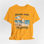 Ocean, Wait I’m Coming Vintage Beach Graphic T-Shirt MARE QUI CLUB